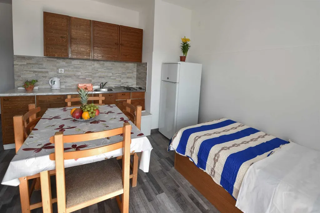 Sea-View Apartment for 4 in Stara Novalja