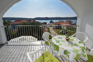 Sea-View Apartment for 4 in Stara Novalja