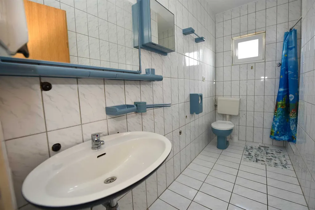 Sea-View Apartment for 4 in Stara Novalja