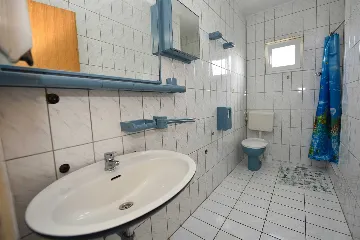 Sea-View Apartment for 4 in Stara Novalja