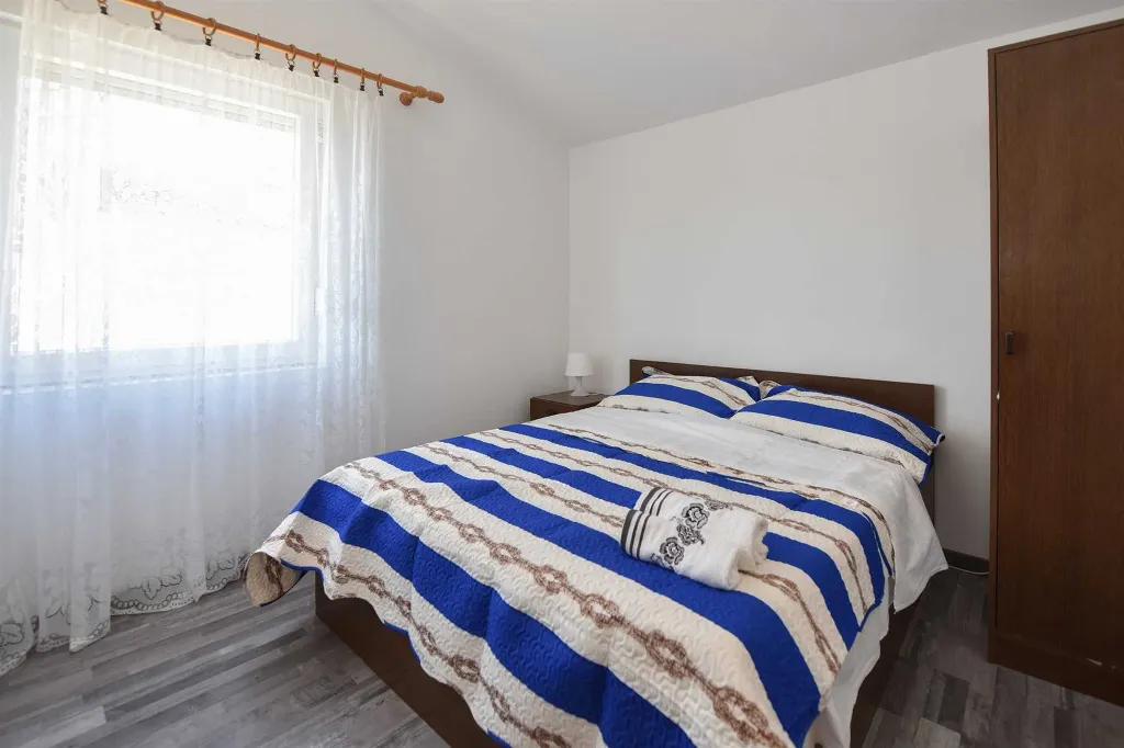Sea-View Apartment for 4 in Stara Novalja