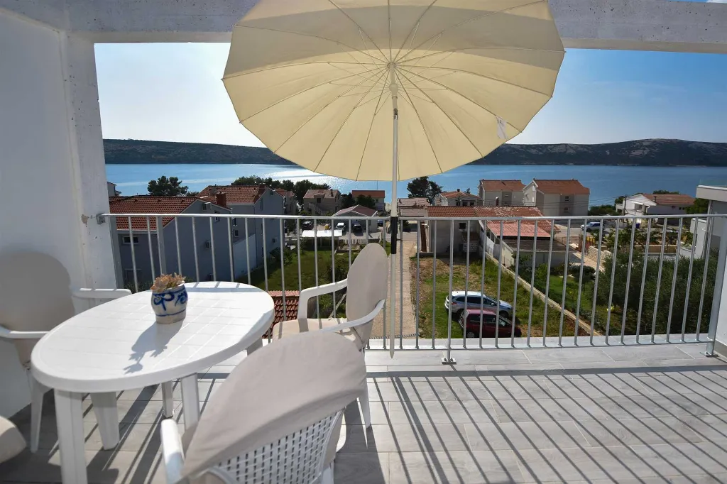 Sea-View Apartment for 4 in Stara Novalja