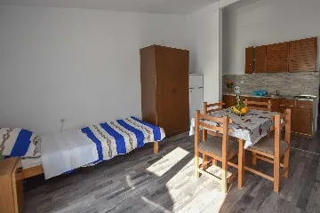 Sea-View Apartment for 4 in Stara Novalja