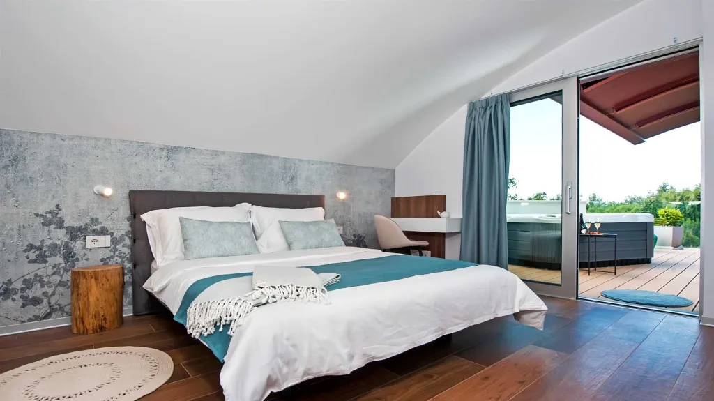 Rovinj 2-Bedroom Apartment with Hot Tub Terrace