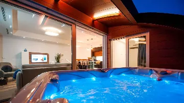 Rovinj 2-Bedroom Apartment with Hot Tub Terrace