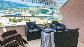 3-Bedroom Apartment in Dubrovnik with Balcony Sea Views