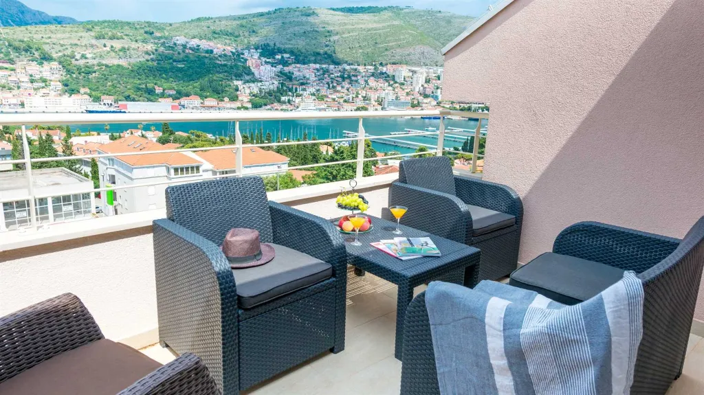 3-Bedroom Apartment in Dubrovnik with Balcony Sea Views