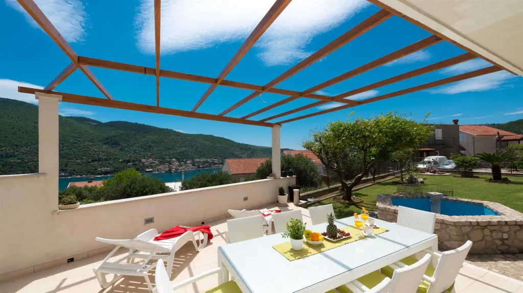 Two-Bedroom Apartment with Sea Views in Mokošica