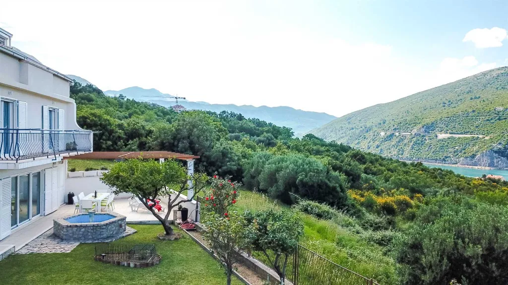 Two-Bedroom Apartment with Sea Views in Mokošica