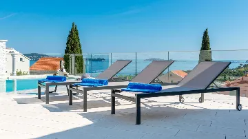 4-Bedroom Villa with Heated Infinity Pool in Mlini