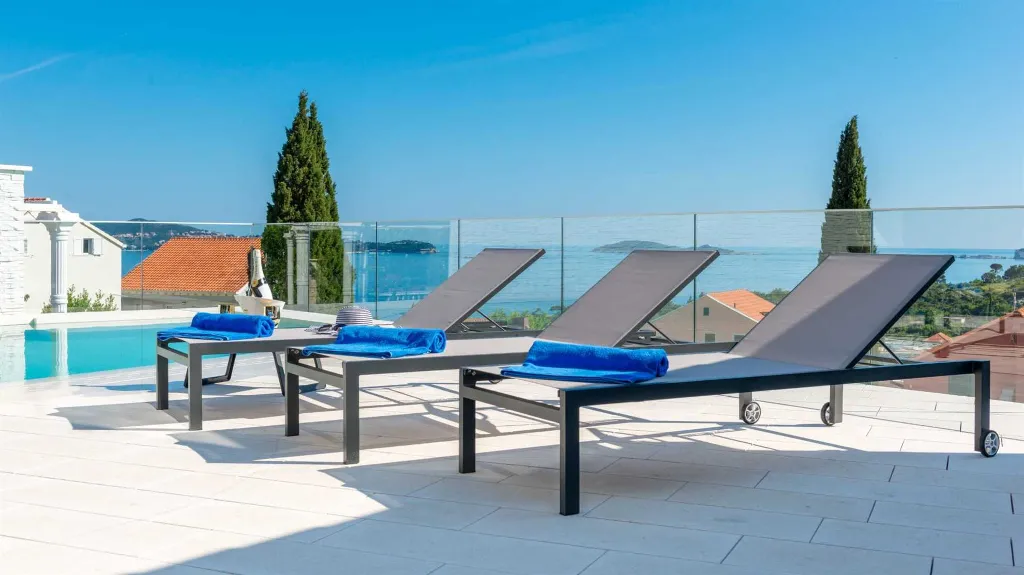 4-Bedroom Villa with Heated Infinity Pool in Mlini