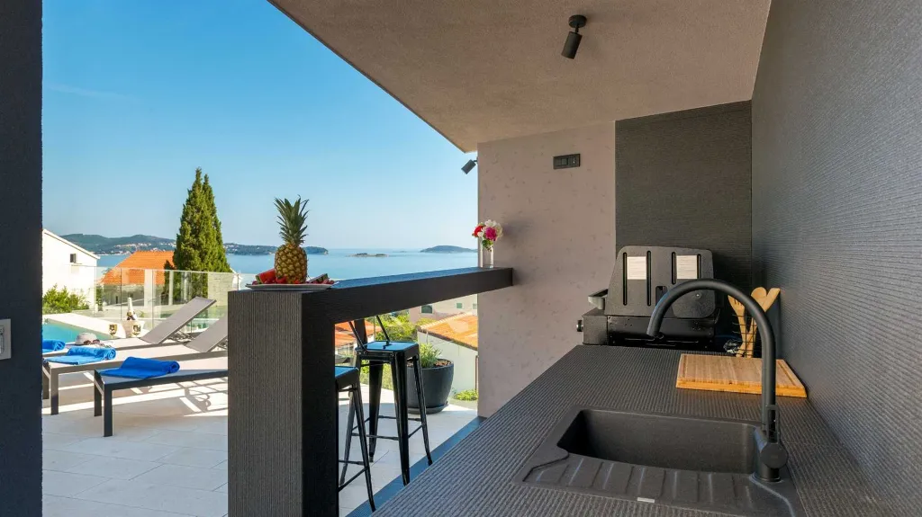 4-Bedroom Villa with Heated Infinity Pool in Mlini
