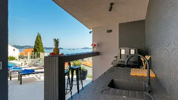 4-Bedroom Villa with Heated Infinity Pool in Mlini