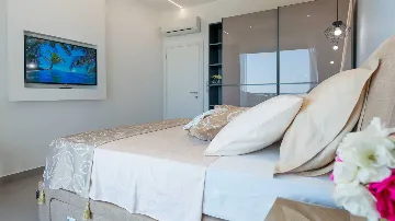 4-Bedroom Villa with Heated Infinity Pool in Mlini