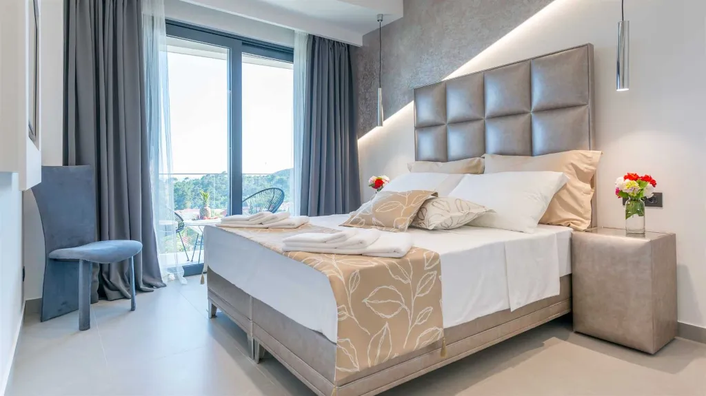 4-Bedroom Villa with Heated Infinity Pool in Mlini