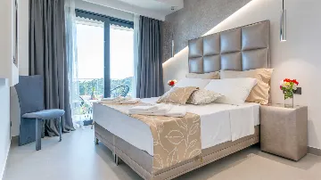 4-Bedroom Villa with Heated Infinity Pool in Mlini