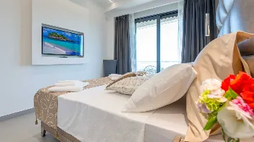 4-Bedroom Villa with Heated Infinity Pool in Mlini