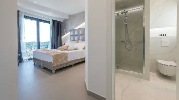 4-Bedroom Villa with Heated Infinity Pool in Mlini