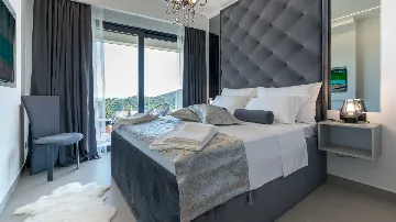 4-Bedroom Villa with Heated Infinity Pool in Mlini