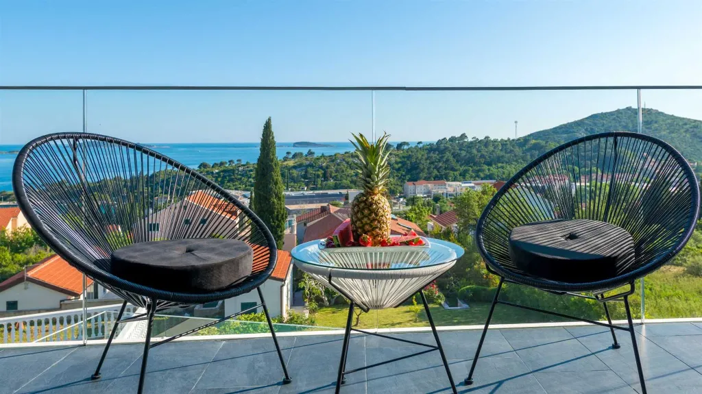 4-Bedroom Villa with Heated Infinity Pool in Mlini