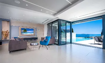 4-Bedroom Villa with Heated Infinity Pool in Mlini