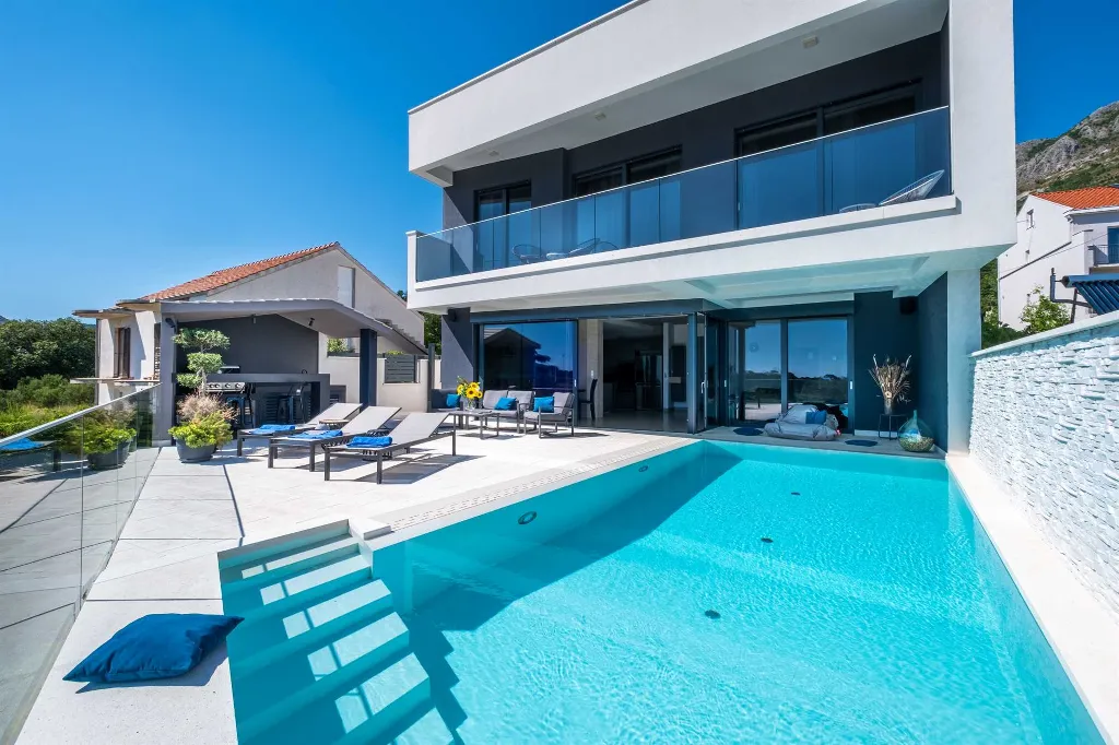 4-Bedroom Villa with Heated Infinity Pool in Mlini