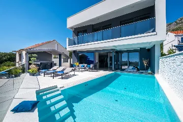 4-Bedroom Villa with Heated Infinity Pool in Mlini