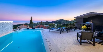 4-Bedroom Villa with Heated Infinity Pool in Mlini