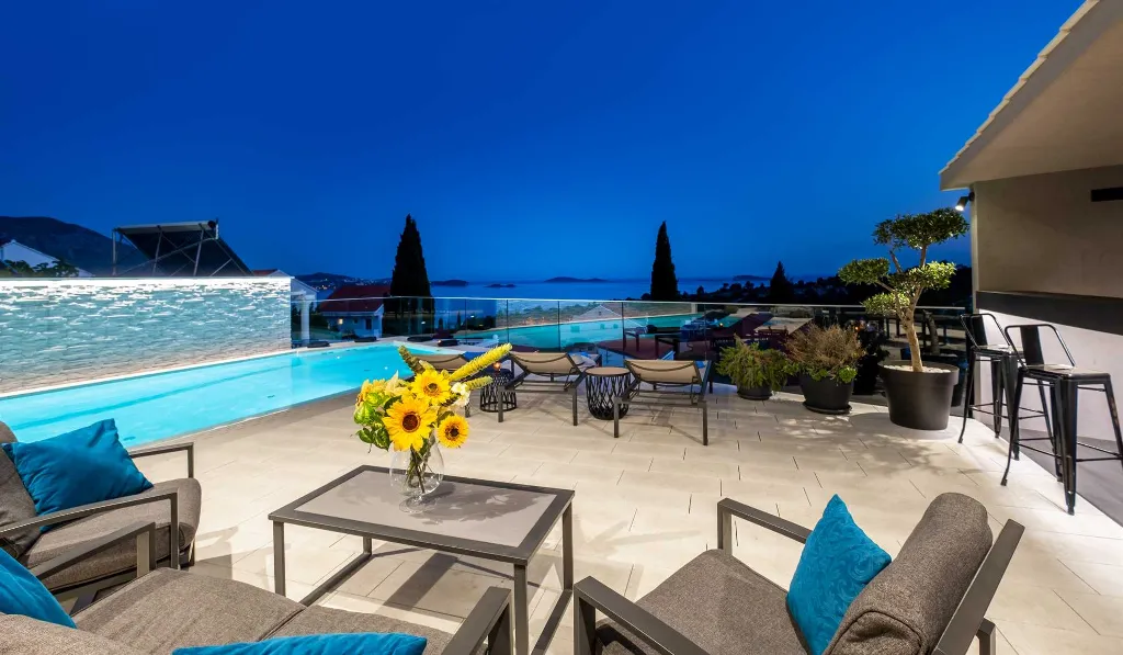 4-Bedroom Villa with Heated Infinity Pool in Mlini