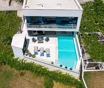 4-Bedroom Villa with Heated Infinity Pool in Mlini