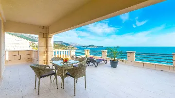 Sea-View Two-Bedroom Apartment in Dubrovnik