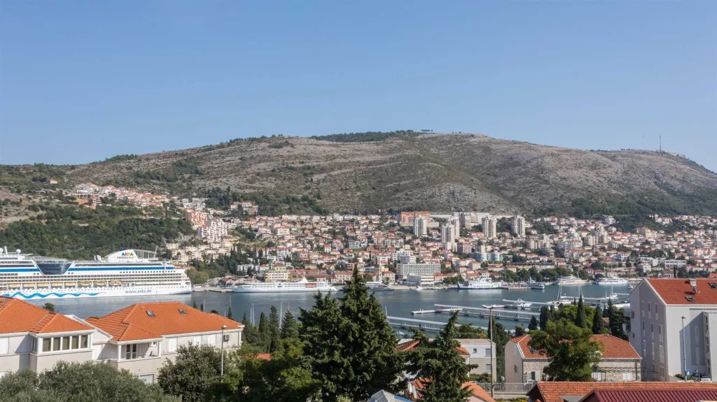 Dubrovnik 2-Bedroom Apartment with Sea View