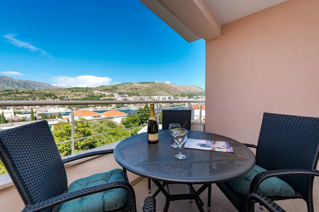 Dubrovnik 2-Bedroom Apartment with Sea View