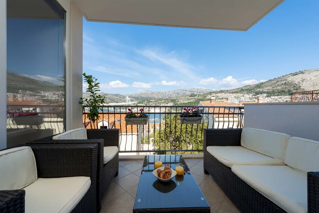 Dubrovnik Two-Bedroom Apartment with Balcony