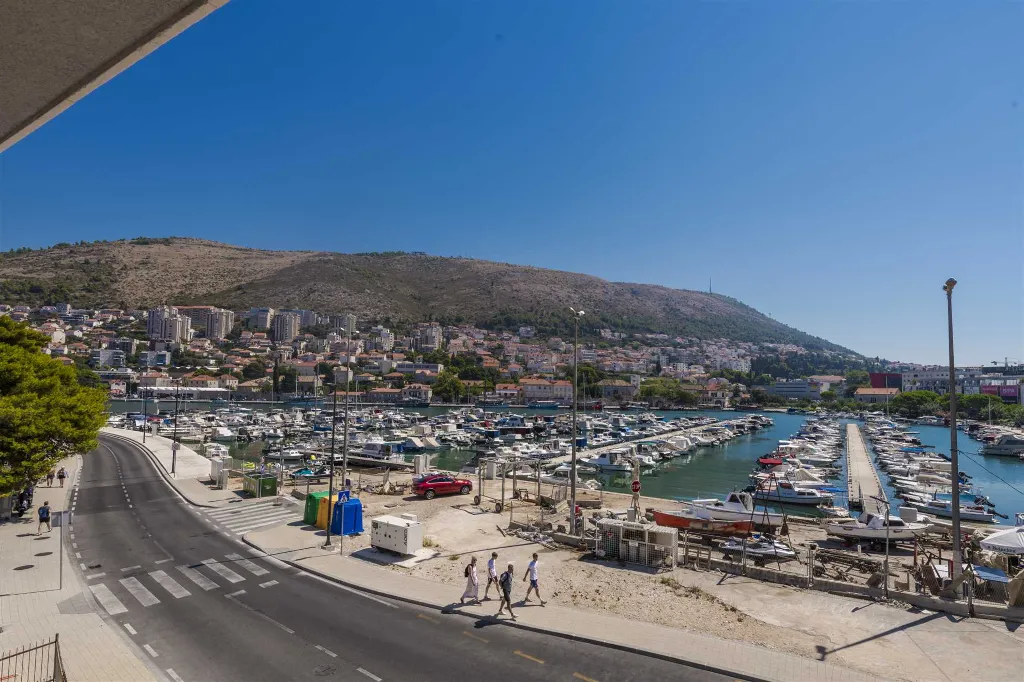 Two-Bedroom Apartment with Terrace and Sea Views in Dubrovnik
