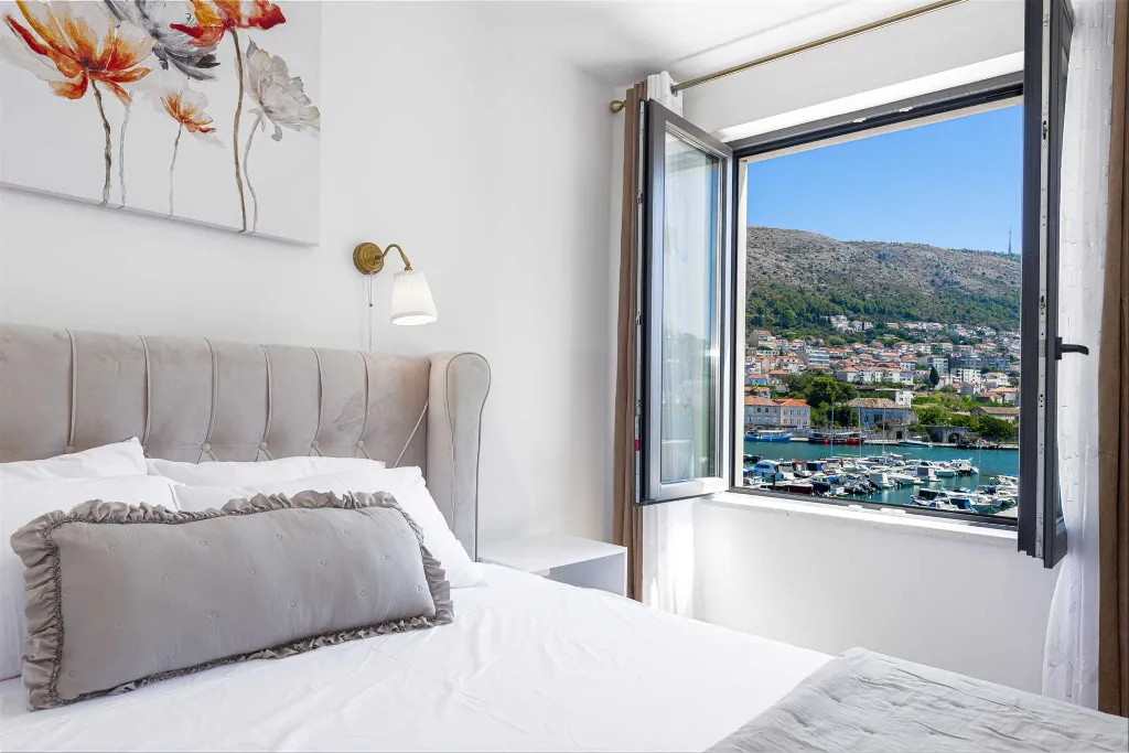 Dubrovnik 2-Bedroom Apartment with Balcony and Sea Views