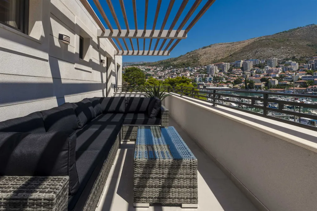 Dubrovnik 2-Bedroom Apartment with Balcony and Sea Views