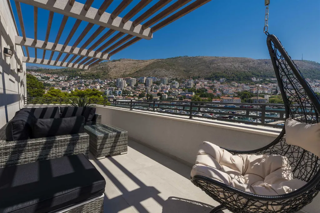 Dubrovnik 2-Bedroom Apartment with Balcony and Sea Views