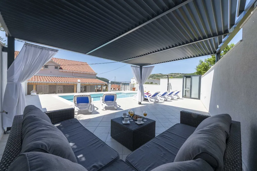 Mokosica Villa with Private Outdoor Pool