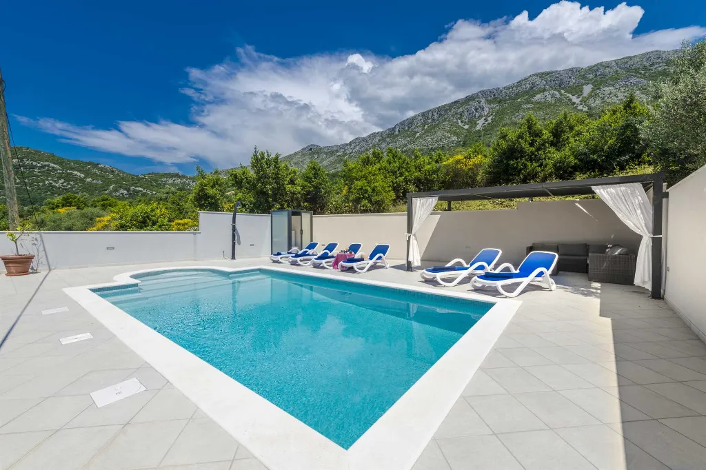 Mokosica Villa with Private Outdoor Pool