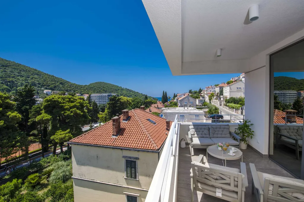 2-Bedroom Apartment with Terrace for 4 in Croatia