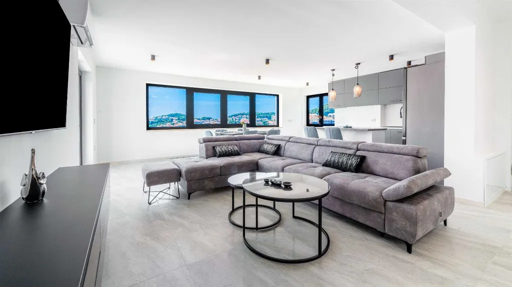 Three-Bedroom Apartment with Terrace in Dubrovnik