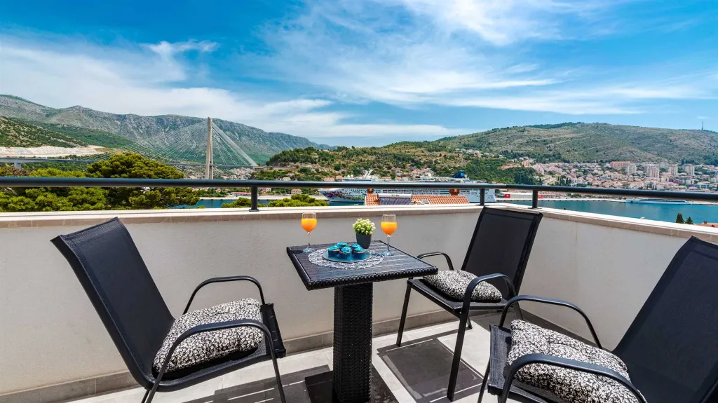 Three-Bedroom Apartment with Terrace in Dubrovnik
