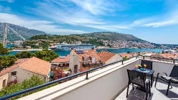 Three-Bedroom Apartment with Terrace in Dubrovnik