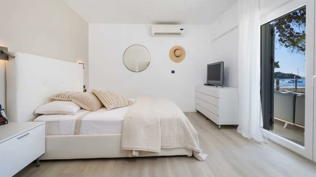 Beachfront Villa with Heated Pool in Hvar