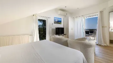 Beachfront Villa with Heated Pool in Hvar