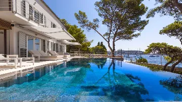 Beachfront Villa with Heated Pool in Hvar