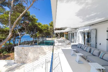 Beachfront Villa with Heated Pool in Hvar