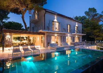 Beachfront Villa with Heated Pool in Hvar