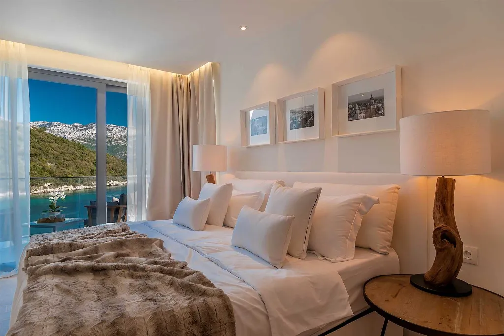 Waterfront Villa in Žrnovo for 8 Guests